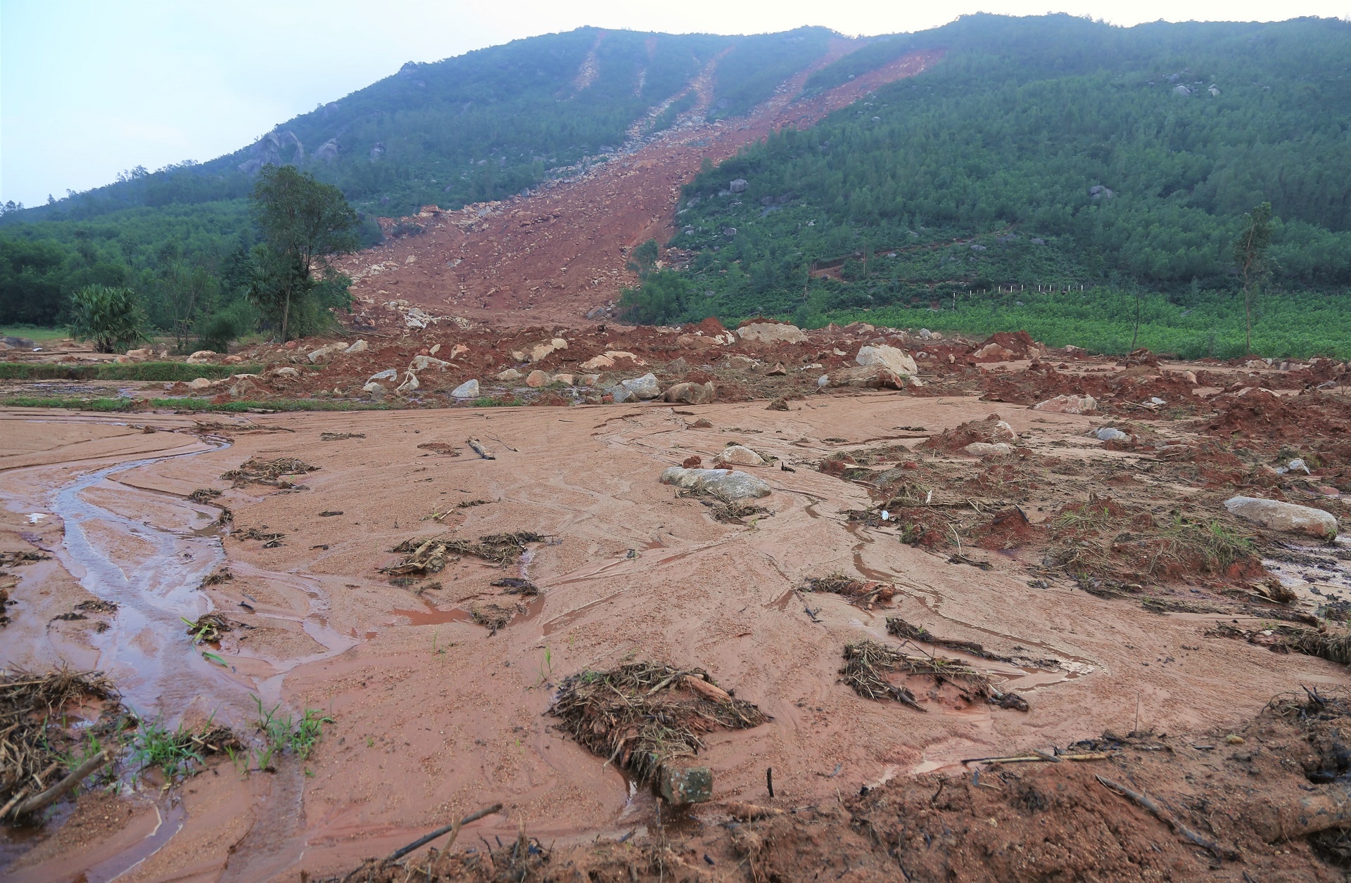 Song thap thom duoi chan nui lo anh 6