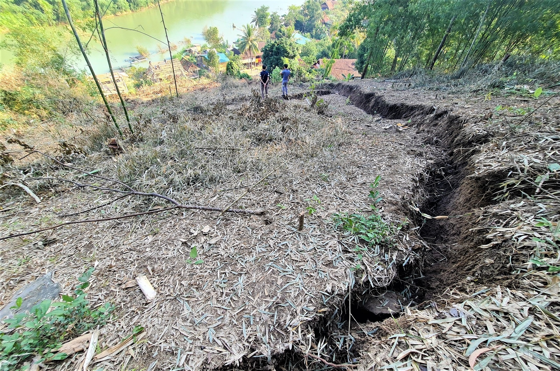 Song thap thom duoi chan nui lo anh 11