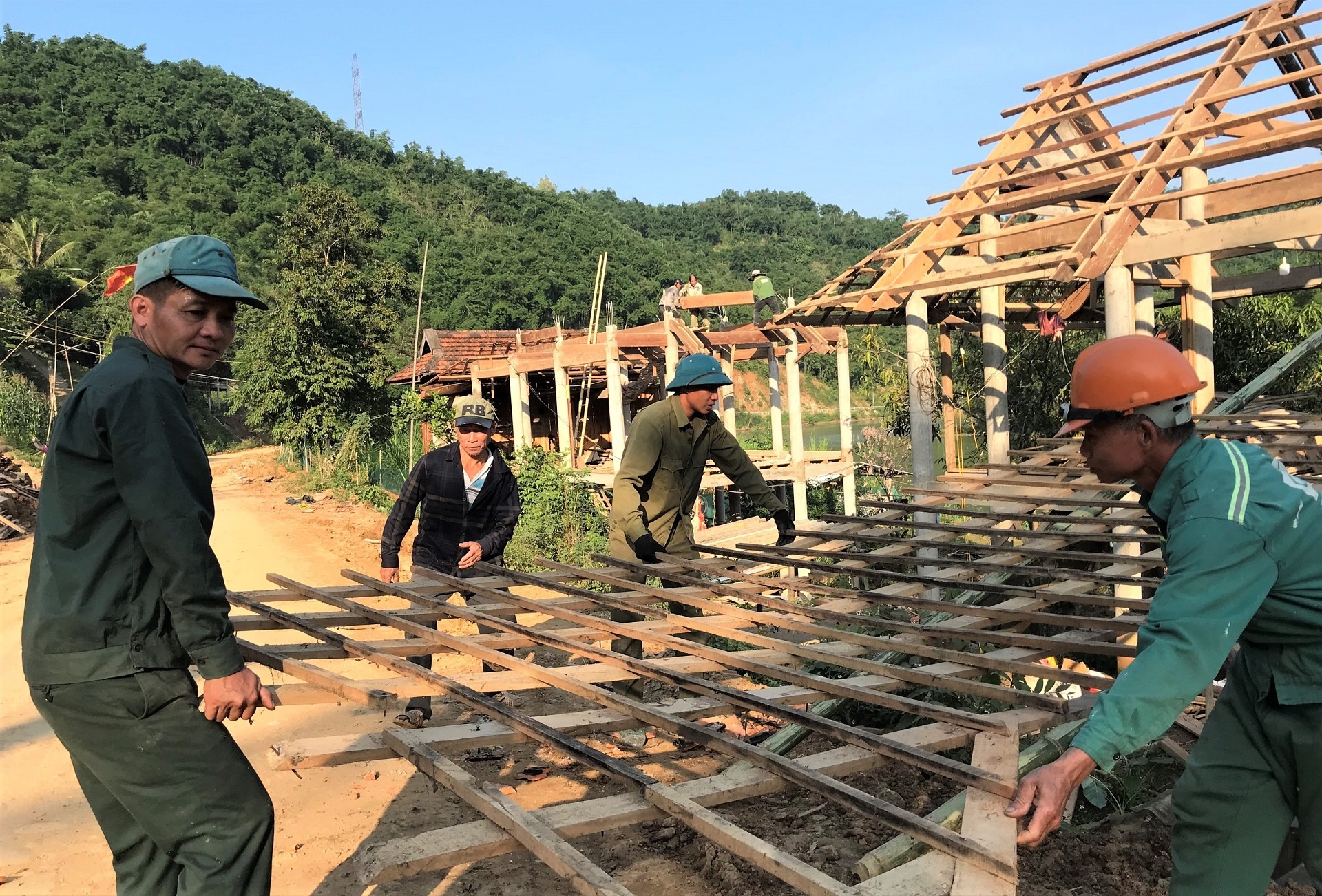 Song thap thom duoi chan nui lo anh 13