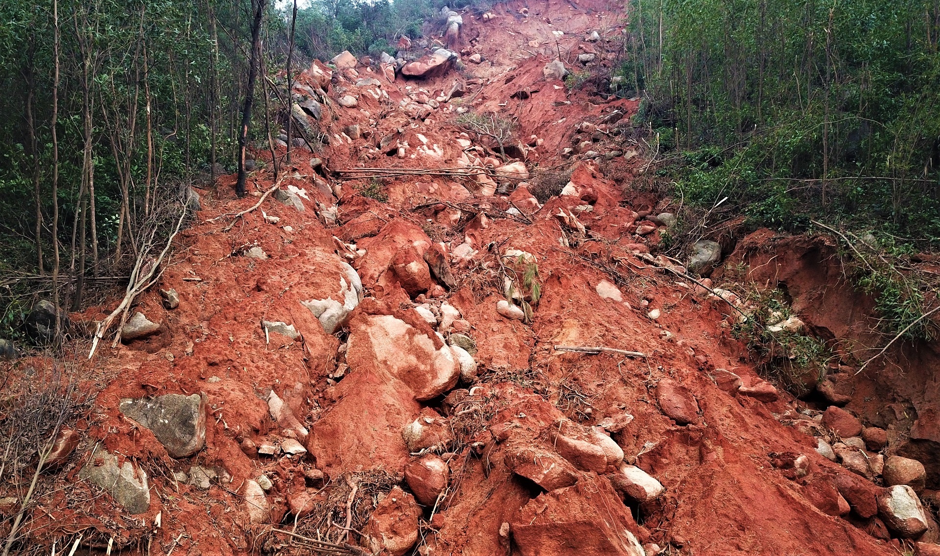 Song thap thom duoi chan nui lo anh 8