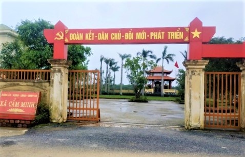 Can bo xa o Ha Tinh danh bai an tien hinh anh