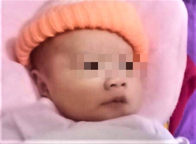 Be trai bi bo lai truoc nha dan hinh anh