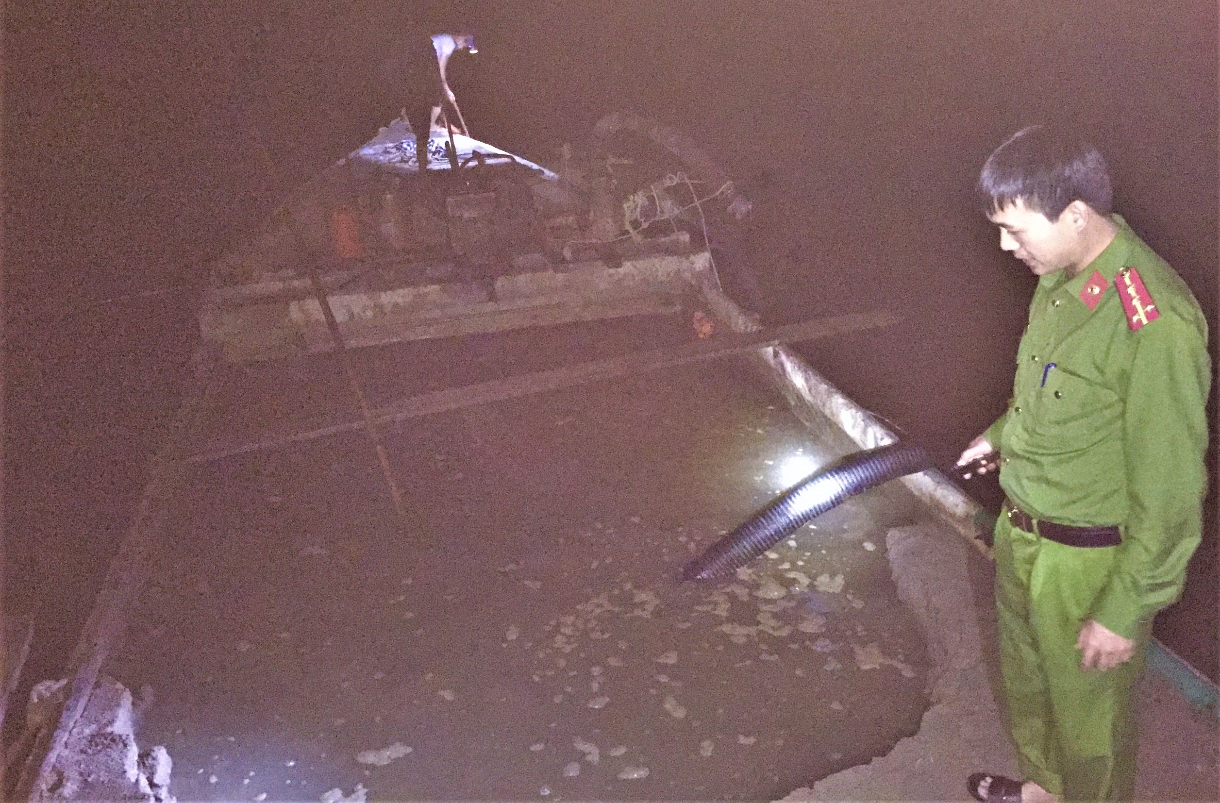 Cong an vay bat ‘cat tac’ trong dem hinh anh