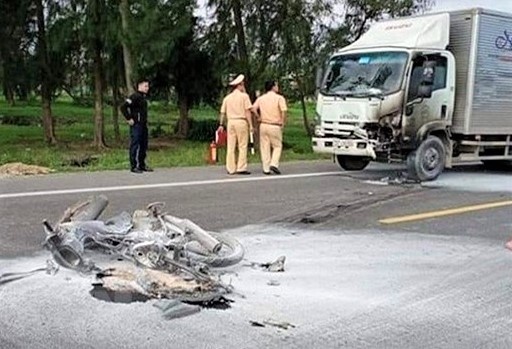 Xe may boc chay sau tai nan, mot nguoi tu vong hinh anh