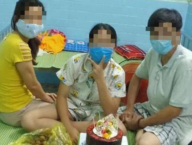 Pho chu tich phuong mat chuc vi to chuc sinh nhat trong khu cach ly hinh anh