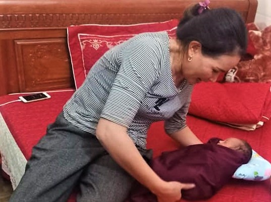 Be trai bi bo roi kem manh giay 'me xin loi' hinh anh