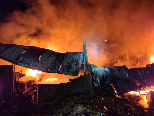 4 nguoi pha cua chay khoi can nha boc chay hinh anh