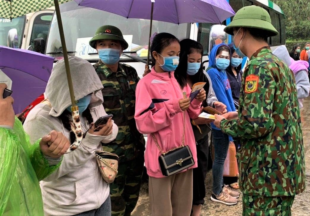 Cach ly hon 200 luu hoc sinh Lao hinh anh