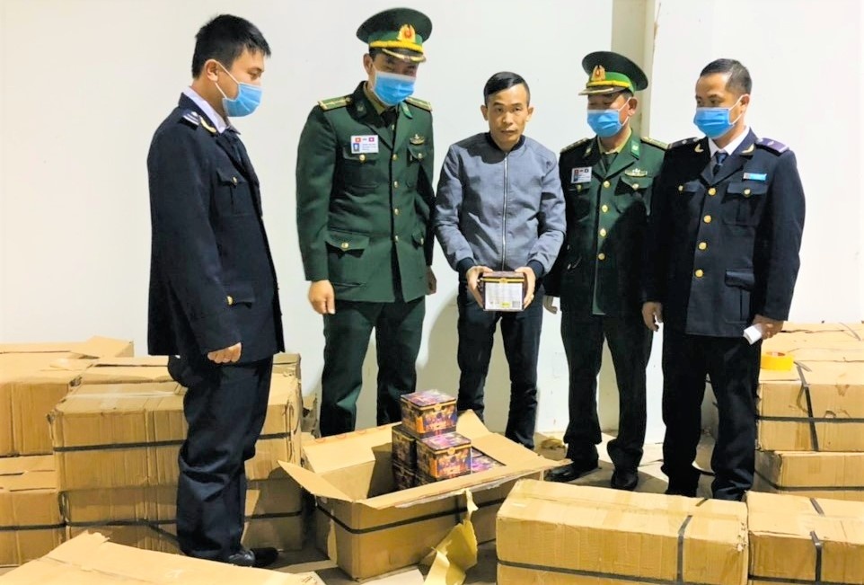 phao lau qua bien gioi anh 1