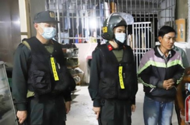 Cong an 2 tinh phoi hop triet xoa duong day lo de hinh anh