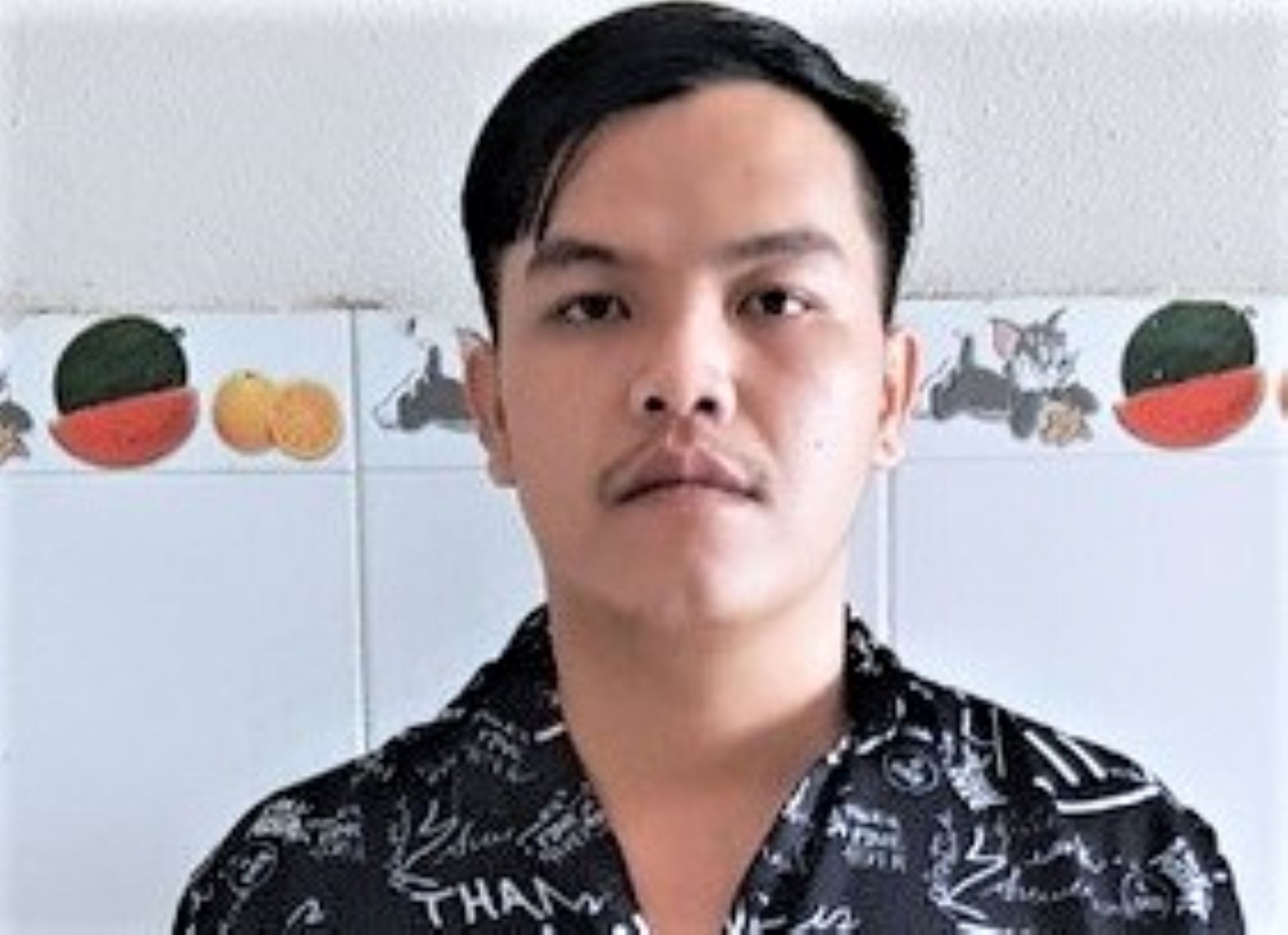 Gia nhan vien ngan hang de chiem doat tien cuu tro hinh anh