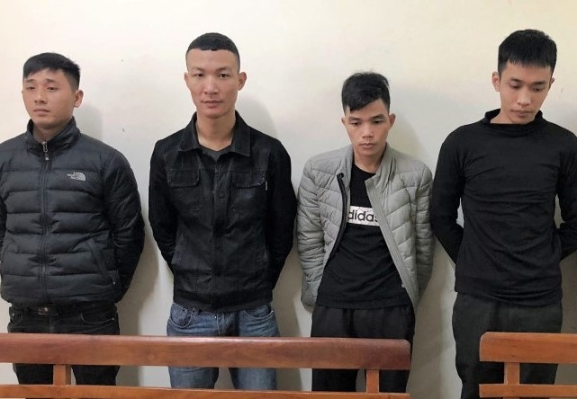 Danh nguoi nhap vien vi thieu tiep vien karaoke hinh anh