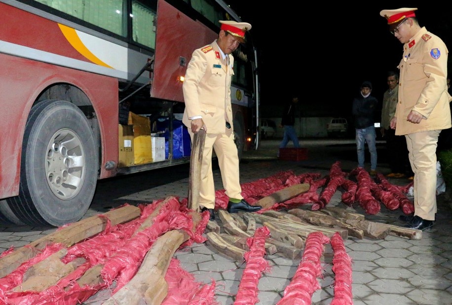 Xe khach cho gan 1 tan go trac hinh anh