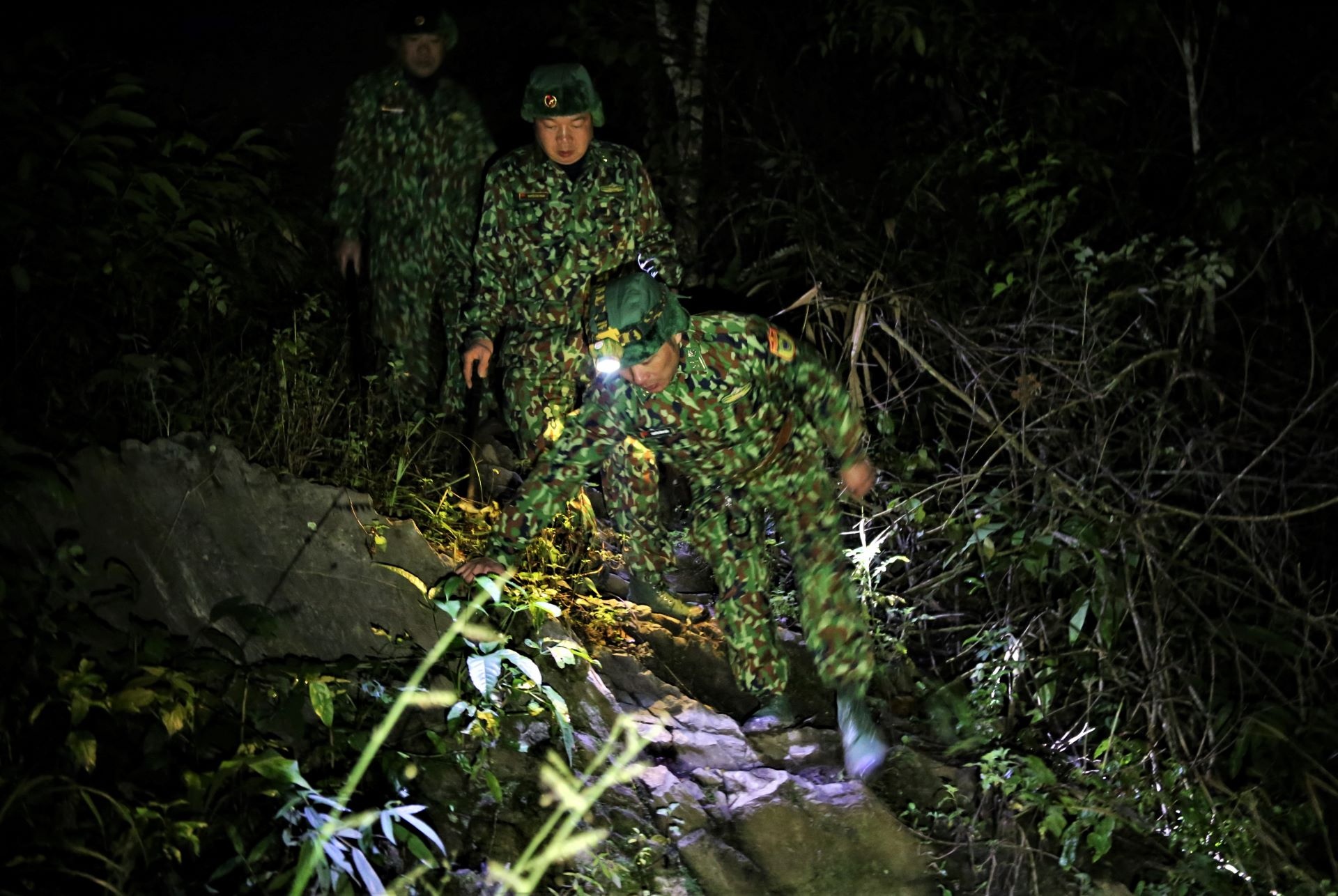 Dem gia ret o chot tuan tra bien gioi hinh anh