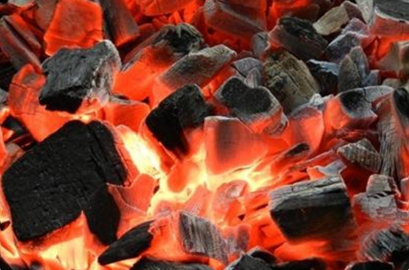 Be gai tu vong khi suoi am bang than hinh anh