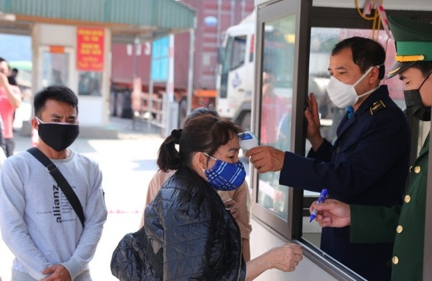 Bi phat 2 trieu dong vi khong khai bao y te sau khi tu Lao ve hinh anh