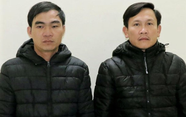 Khoi to 2 nghi can to chuc dua nguoi vuot bien trai phep hinh anh