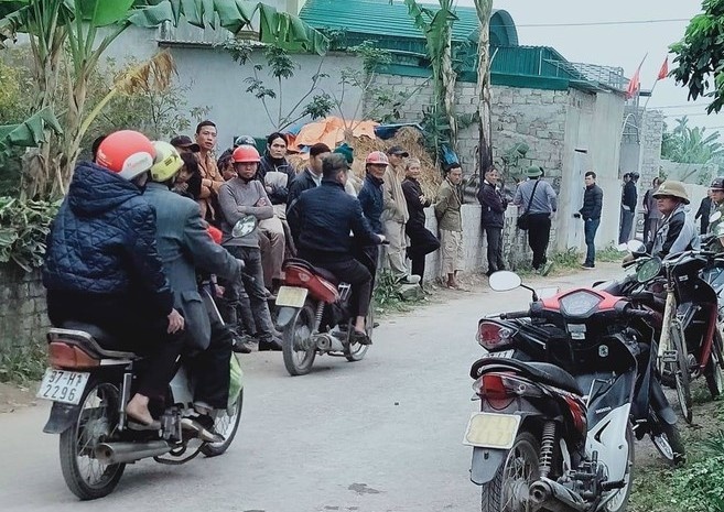 Hai bo con chet chay trong phong tam hinh anh