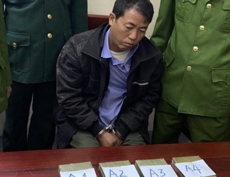 Chay xe may van chuyen 4 banh heroin hinh anh