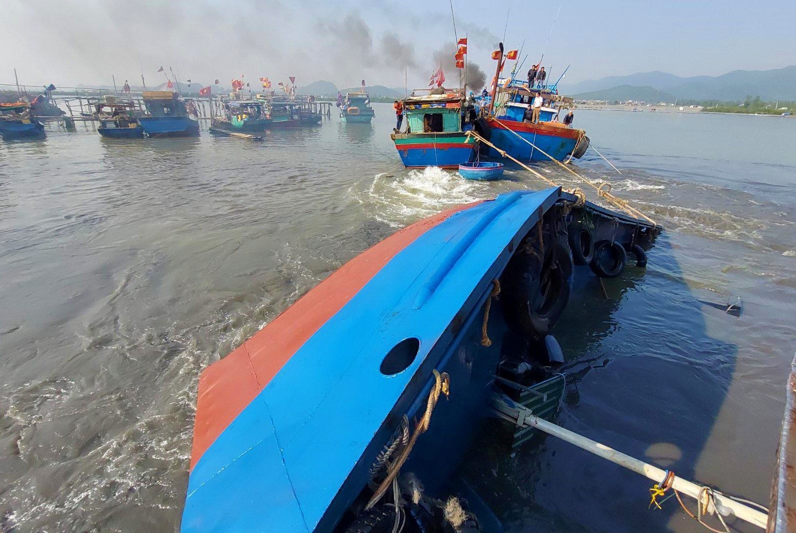 Tau cho 5.000 lit dau bi lat hinh anh