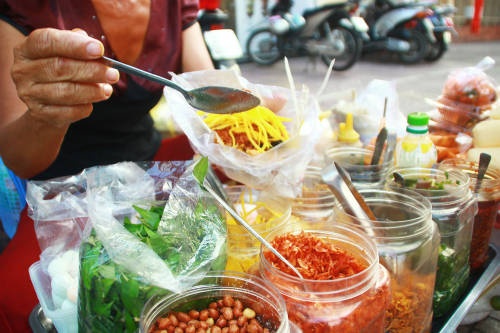 7 hoc sinh nhap vien sau bua sang truoc cong truong hinh anh