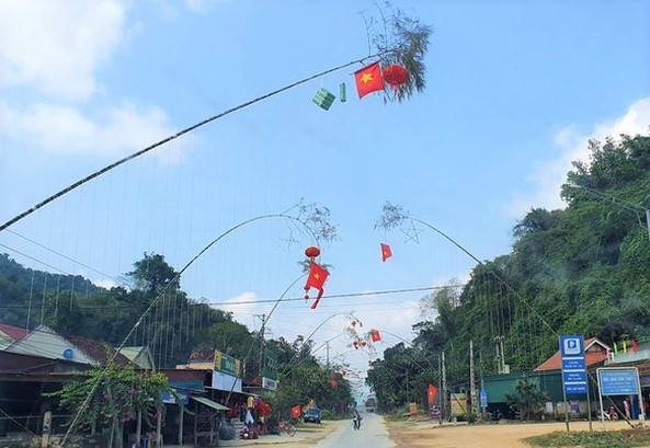 Ba nguoi bi dien giat khi dung cay neu hinh anh