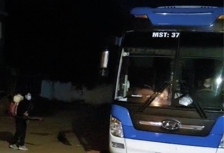 Oto khach cho nguoi tu vung co dich ve Nghe An hinh anh