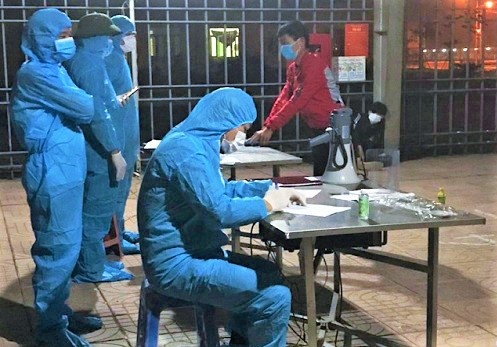 Cach ly 134 nguoi tren hai xe khach tu TP.HCM ve Ha Tinh hinh anh