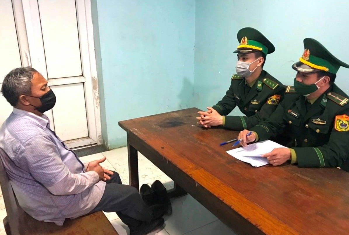 Hai nguoi dan ong bang rung vuot bien de tron cach ly hinh anh