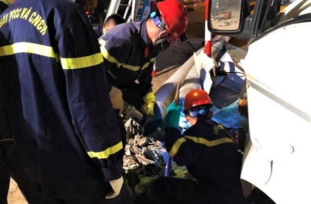 Oto tai va cham xe may, 3 nguoi tu vong hinh anh