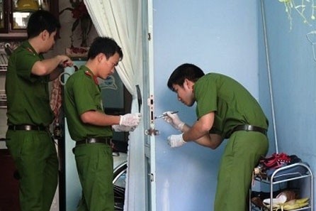 Sat hai co gai cung day tro, giau xac vao nha ve sinh hinh anh