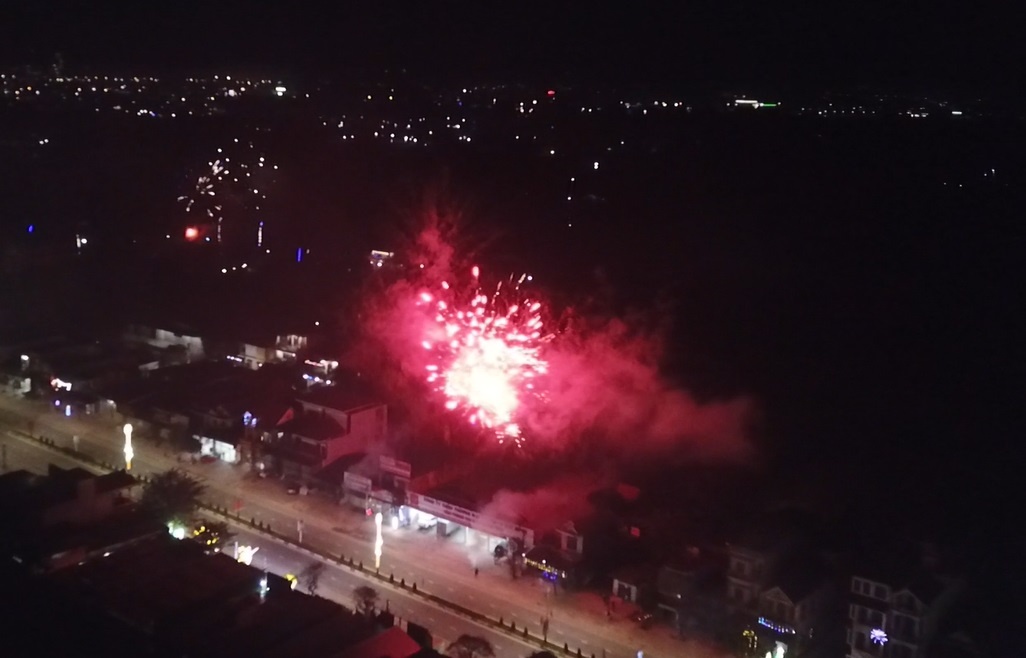 Phao no vang troi Ha Tinh dem giao thua hinh anh