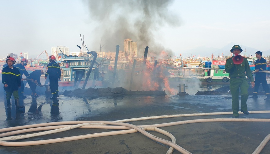 3 tau ca bi thieu rui o au thuyen Tho Quang hinh anh