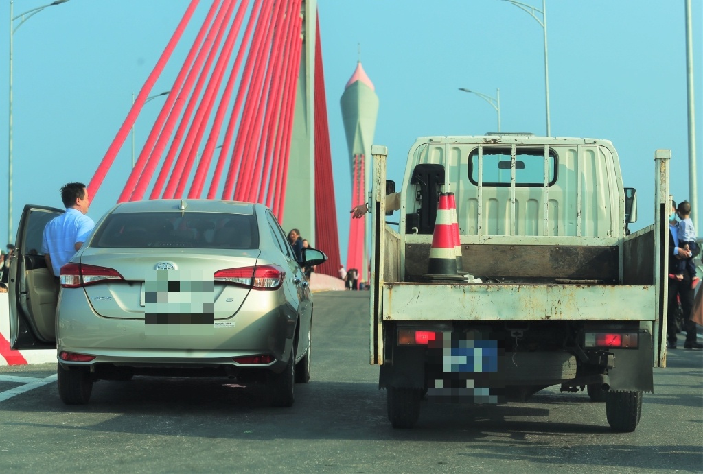 dung tren cau chup anh anh 15