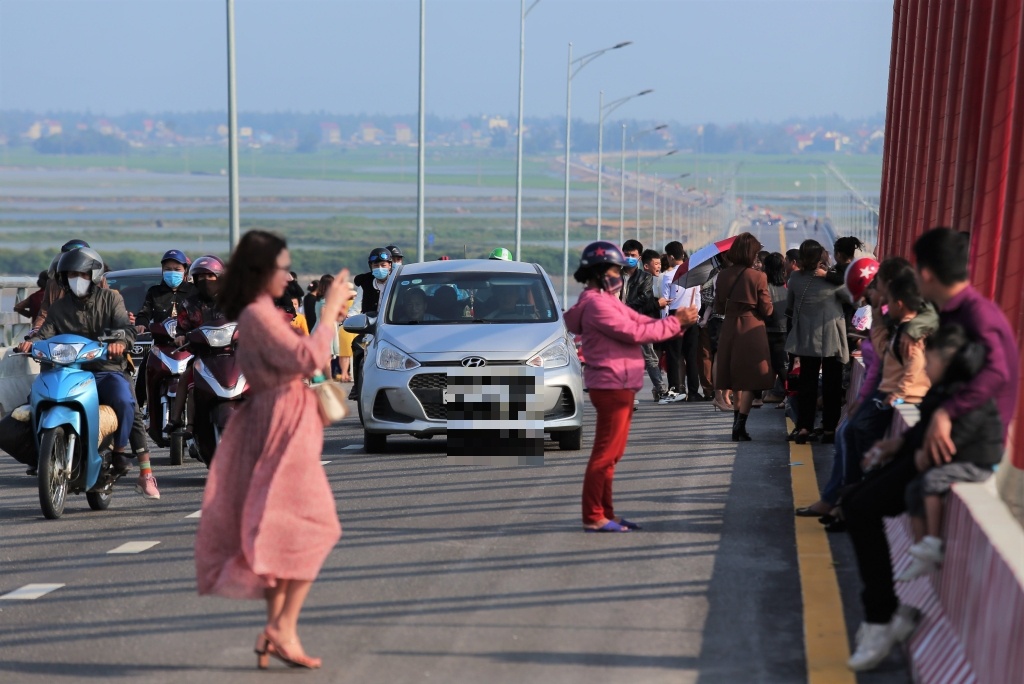 dung tren cau chup anh anh 5