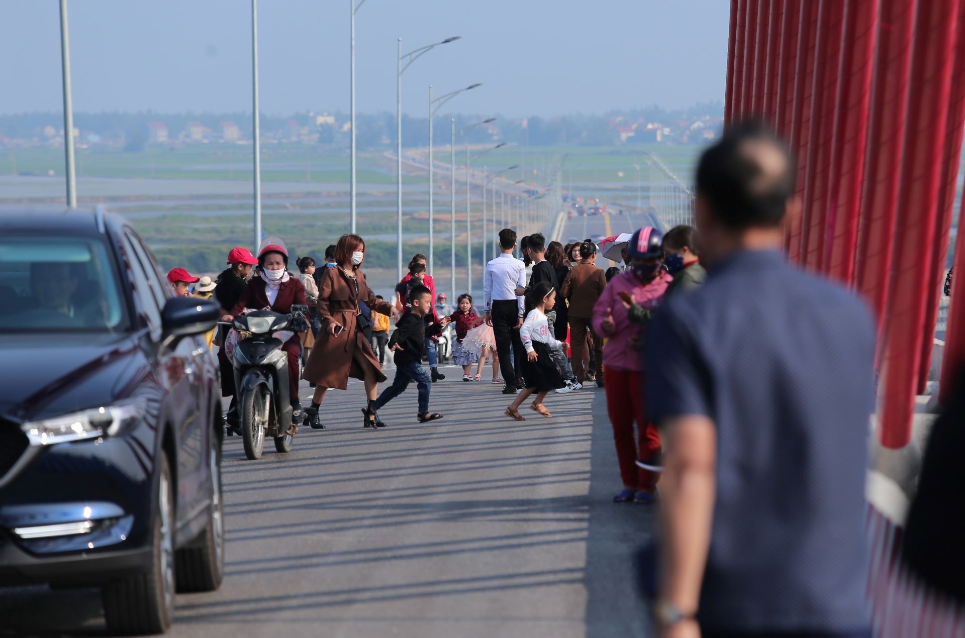 dung tren cau chup anh anh 11