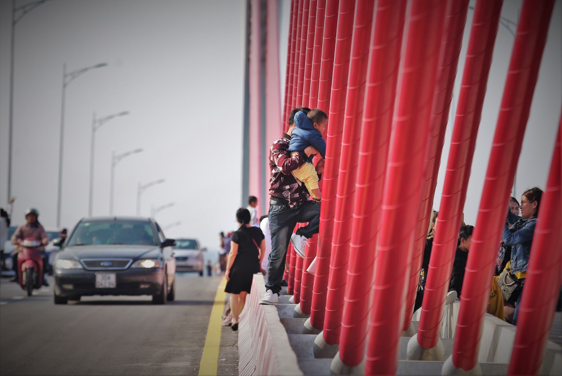 dung tren cau chup anh anh 6