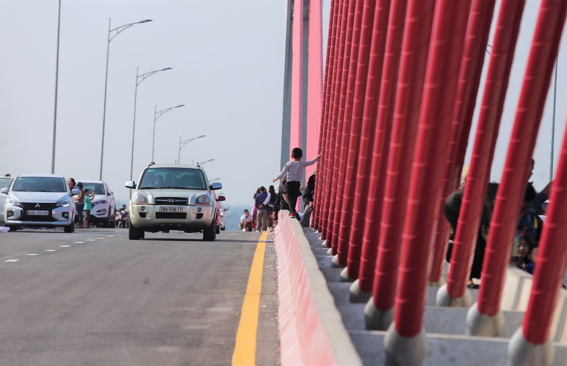 dung tren cau chup anh anh 8