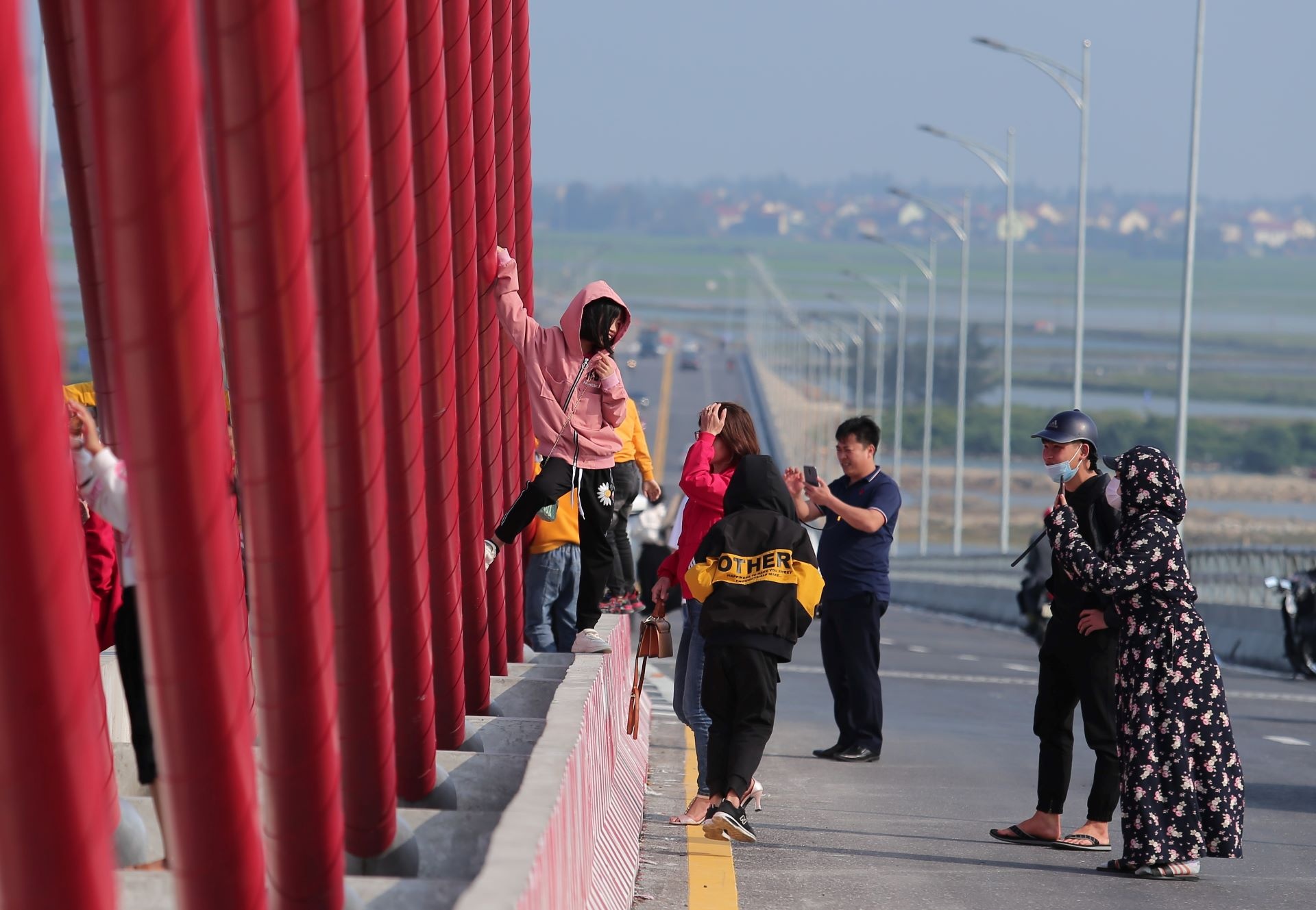 dung tren cau chup anh anh 7