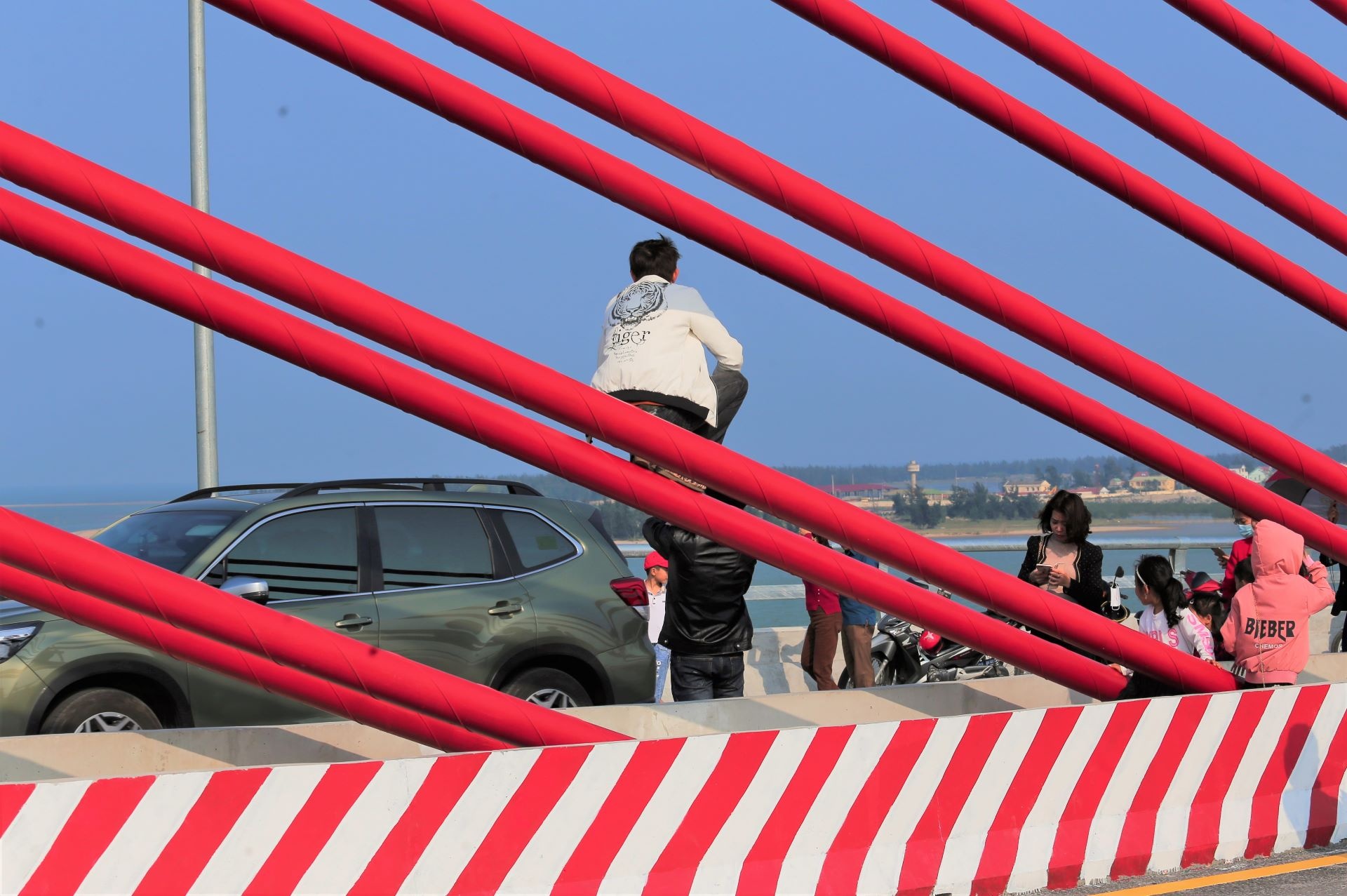 dung tren cau chup anh anh 12