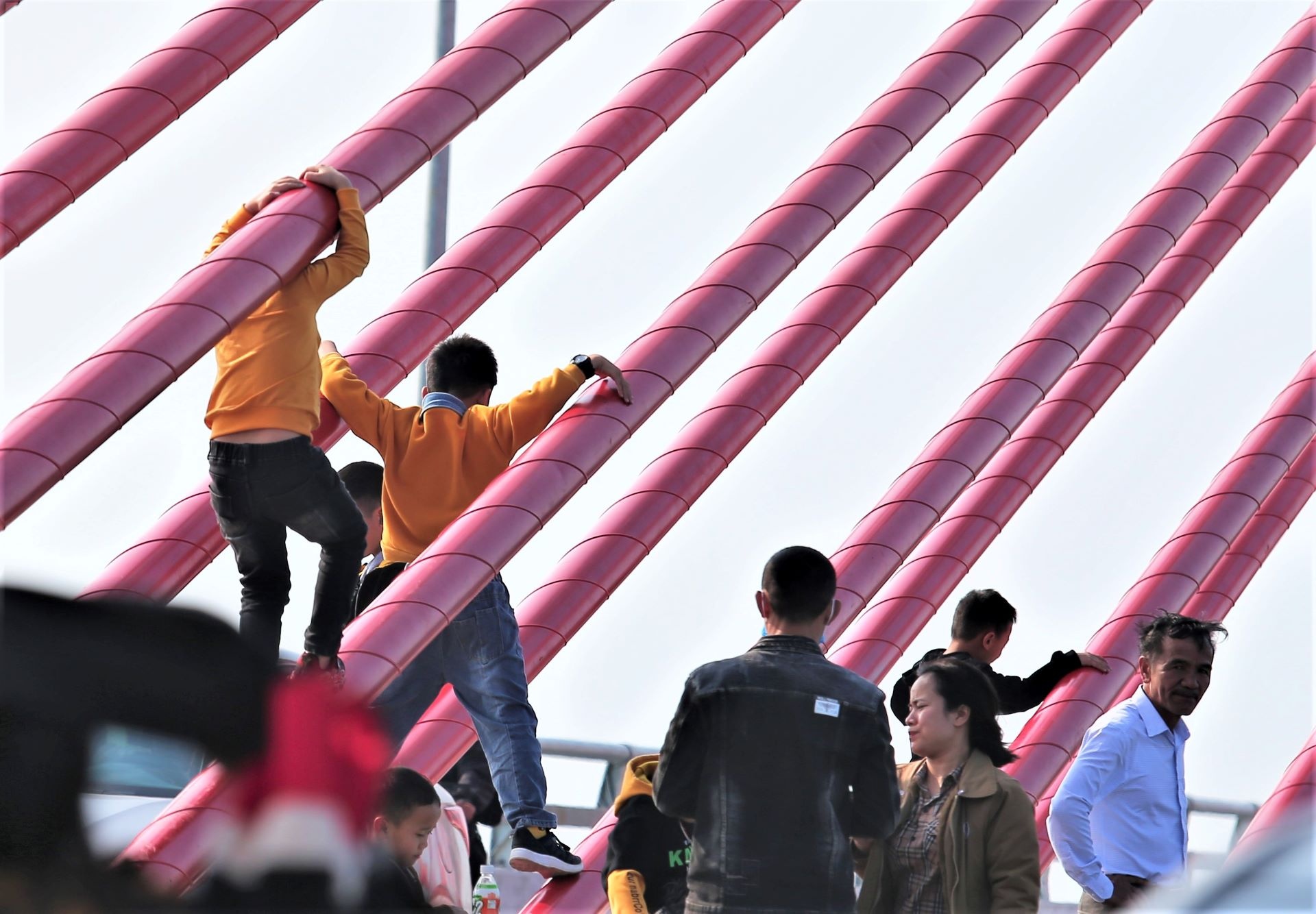 dung tren cau chup anh anh 14