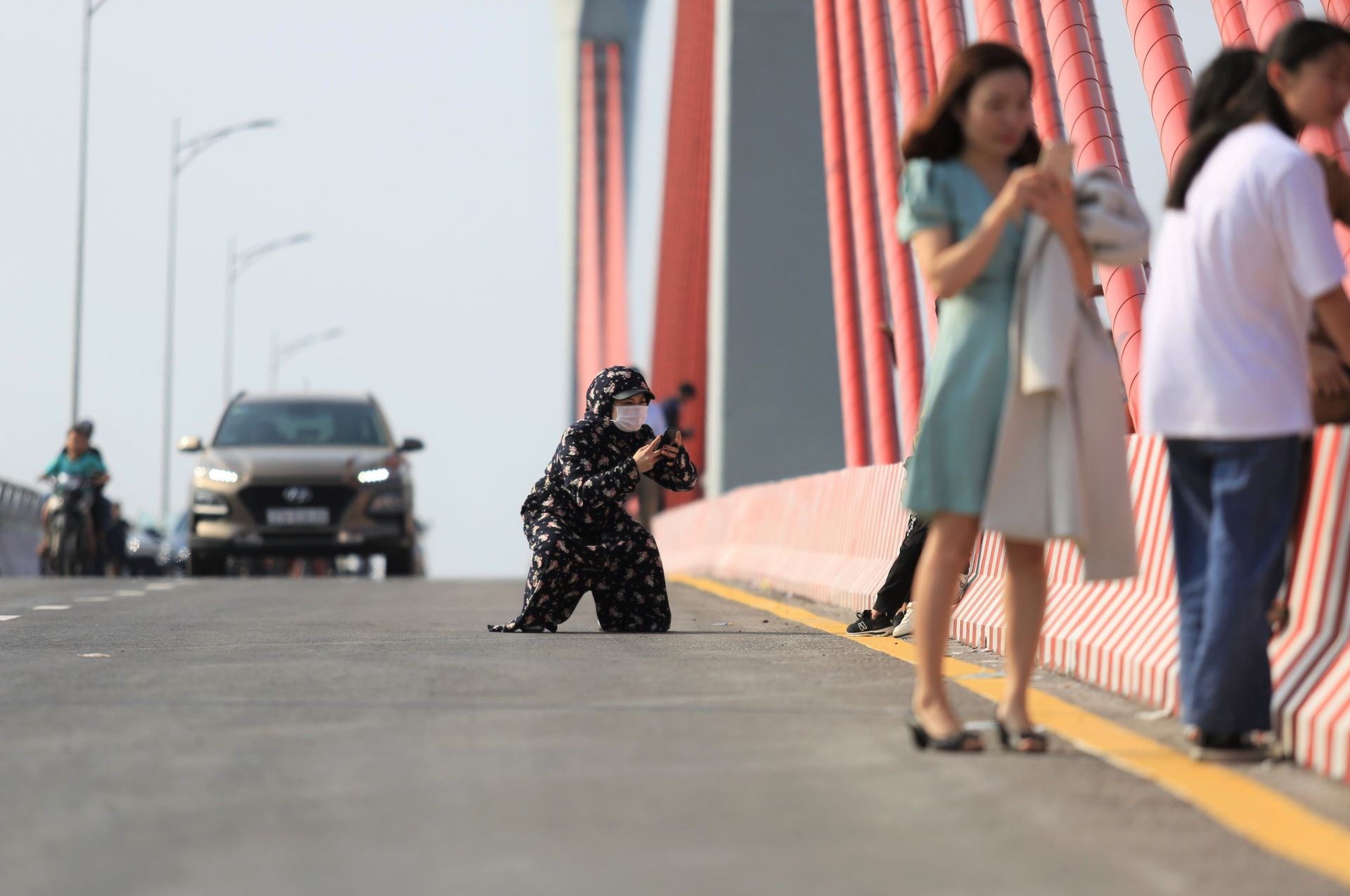 dung tren cau chup anh anh 13