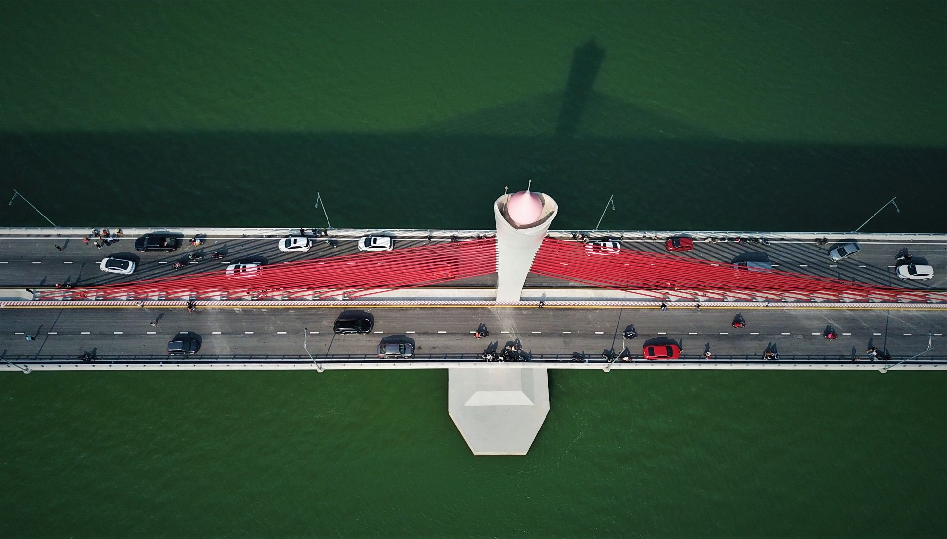 dung tren cau chup anh anh 2