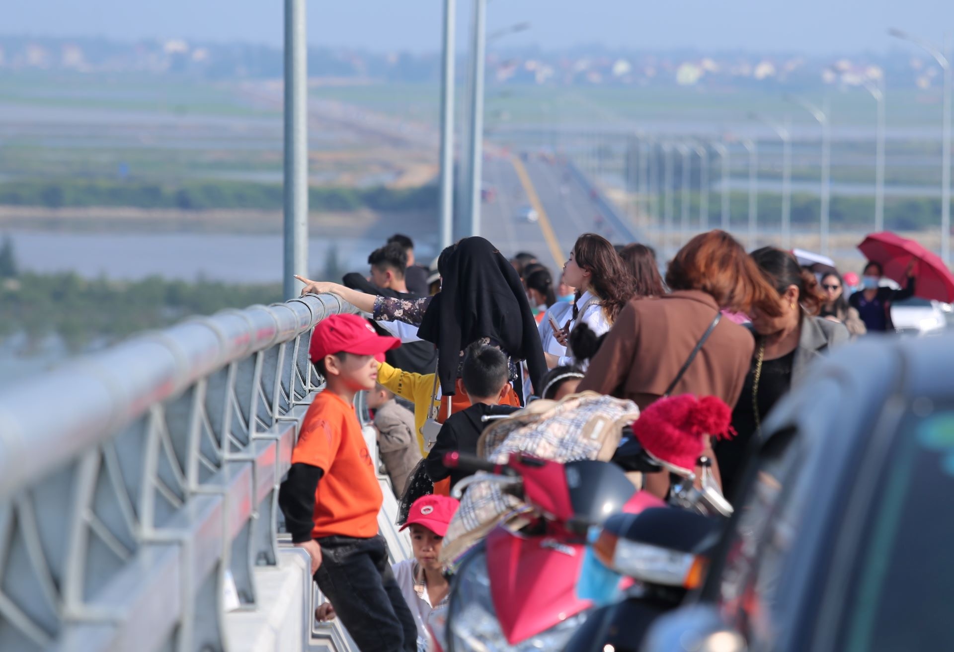 dung tren cau chup anh anh 4