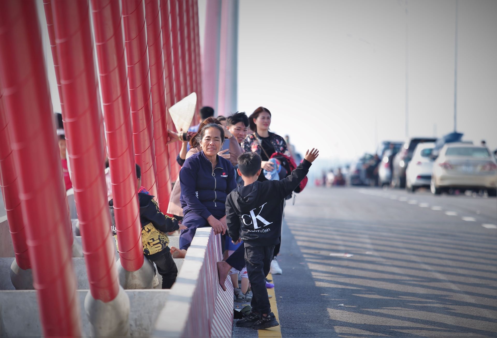 dung tren cau chup anh anh 10