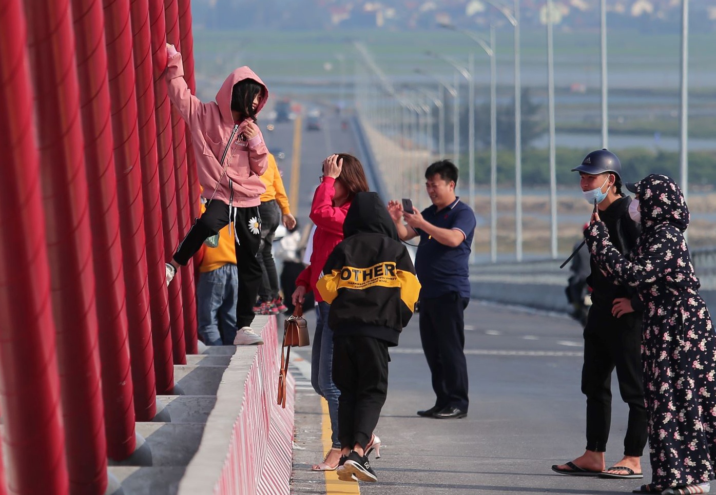 Dung oto giua cau 950 ty de chup anh hinh anh