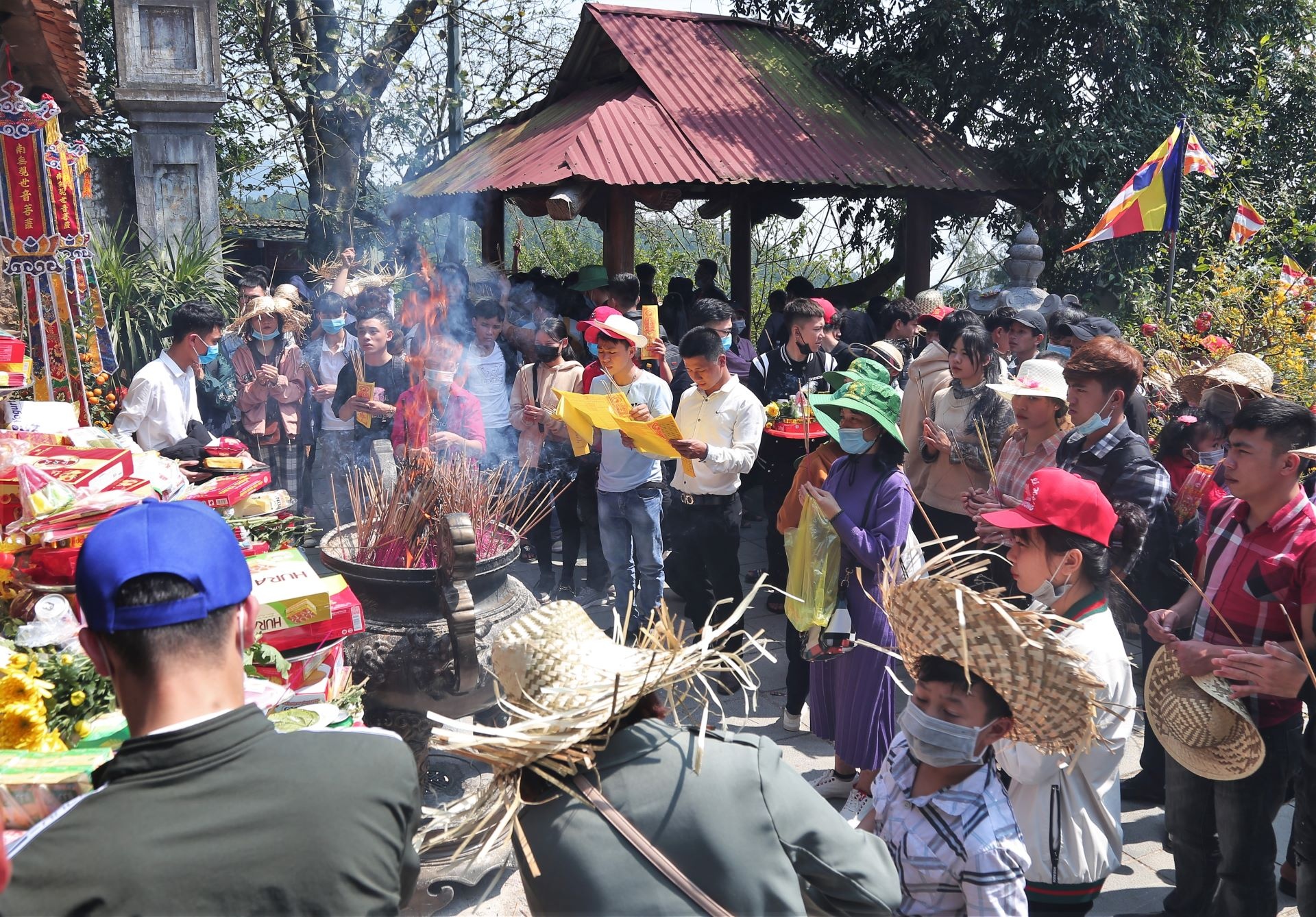 tien le nhet cua cua den anh 13