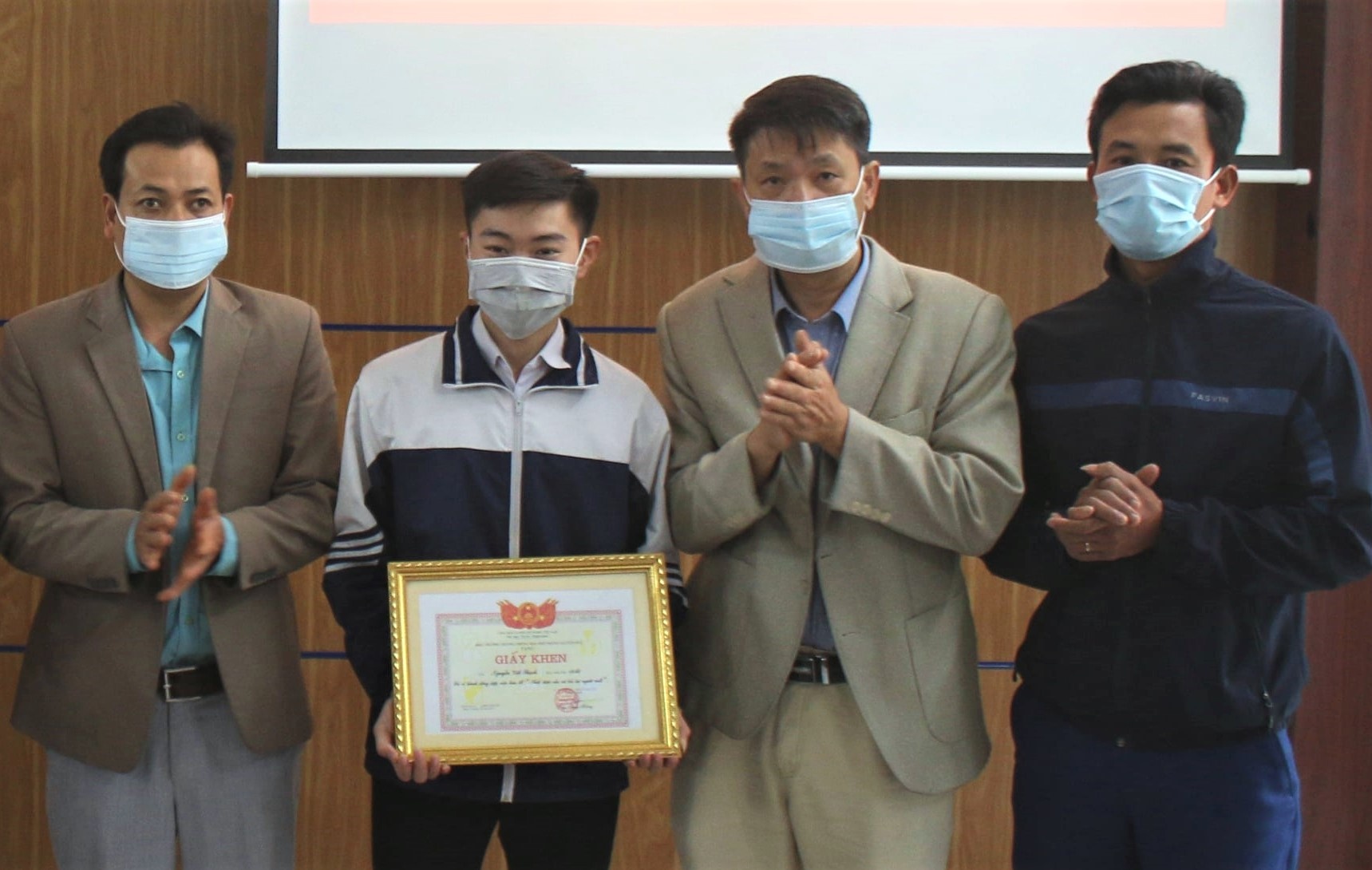 Nhat duoc 30 trieu dong, nam sinh nho cong an tra lai nguoi mat hinh anh