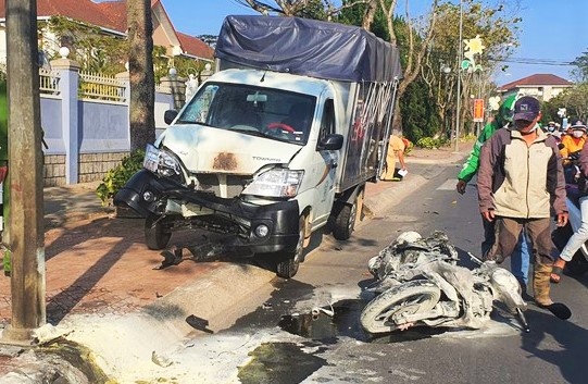 Oto tai tong xe may vang vao tru dien chay rui hinh anh