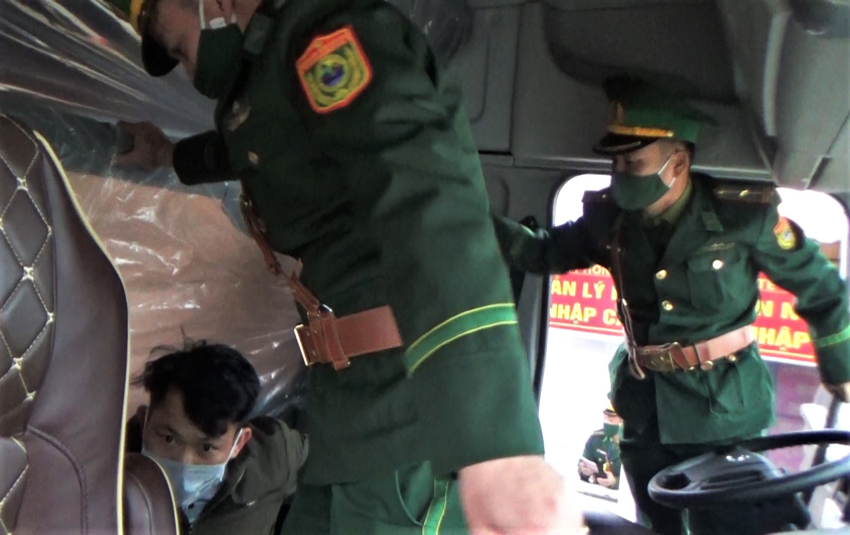 Nam trong cabin oto tai de tron cach ly hinh anh